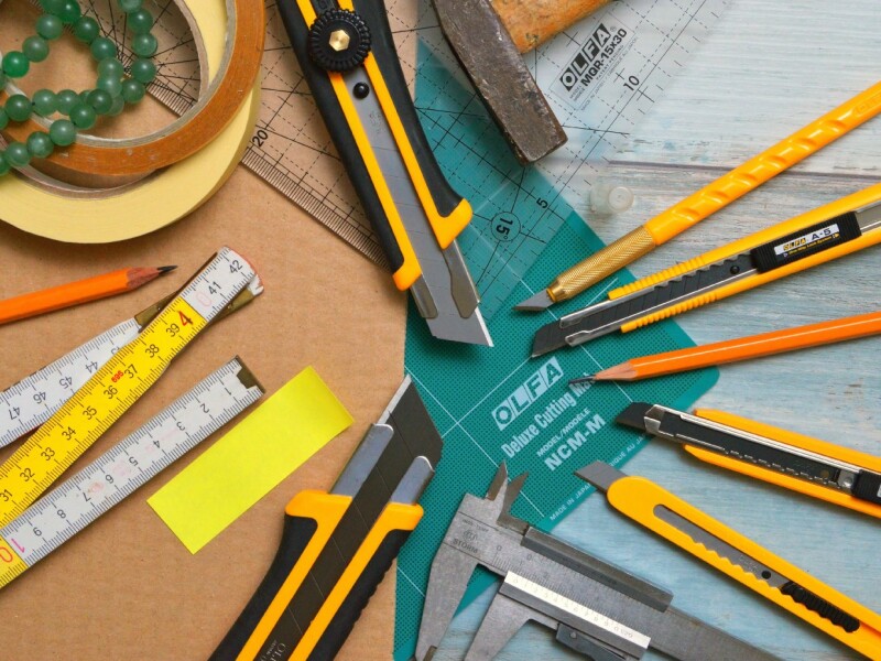 beads-blades-close-up-1409216